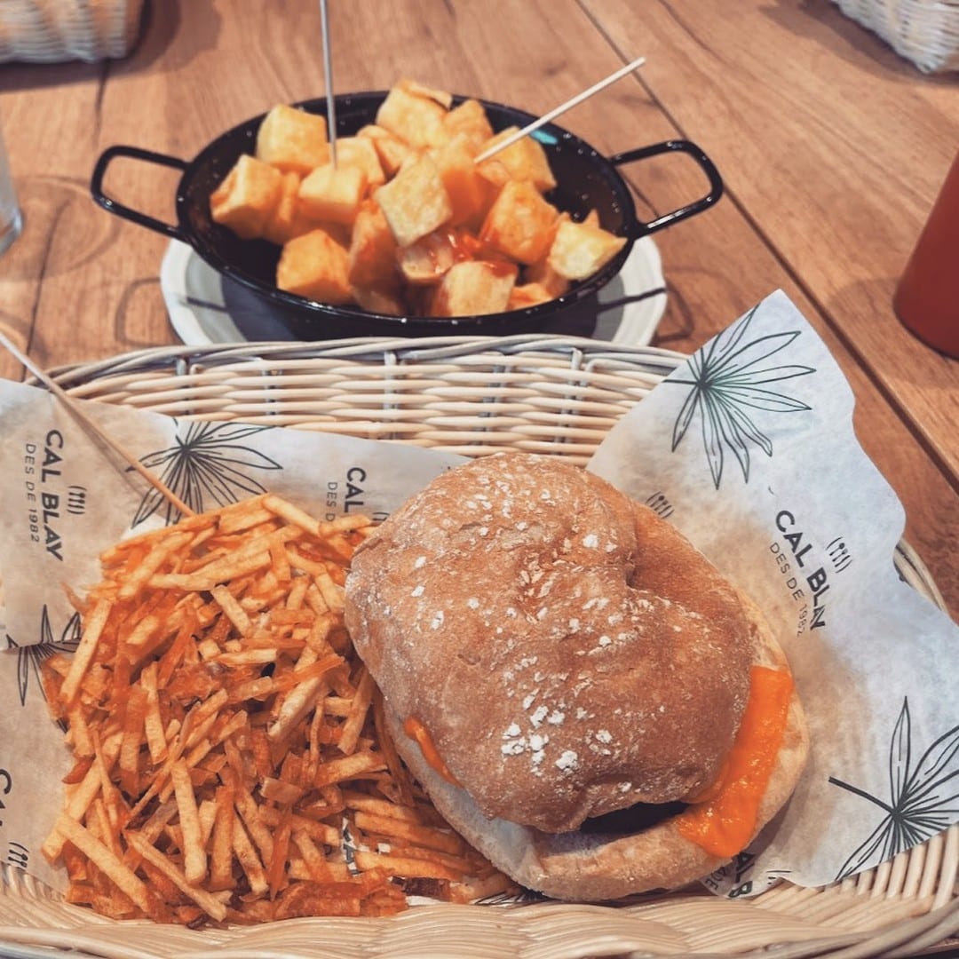 Nogen gange skal der ikke så meget til når man er sulten og i Barcelona. Vi skulle lige forbi Camp Nou, men det var ikke som det plejer. 

#calblay #calblaycampnou #campnou #barca #barcalona