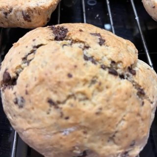 Det er søndag, og det er familie tid. Hvad kunne være bedre end at forkæle dine kære med friskbagte, lækre chokoladescones.

Læs mere her: https://www.herrekokken.dk/chokoladescones-til-soendagsbrunch/

#scones #chokolade #lavdetselv #chokoladescones #detsmagersågodt #eatwell #nemt #bag #bagselv #søndagshygge #brunch #herrekokkendk #herrekokken