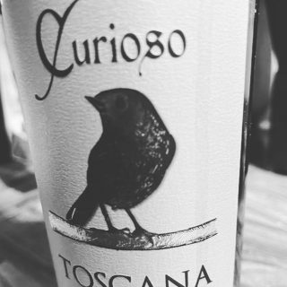 Det er tid til at udforske en ny spændende vin. Denne weekend har jeg besluttet mig for at dykke ned i en flaske Ponte Lungo Curioso Grand’ Edizione 2017 fra det maleriske område Toscana.

https://www.herrekokken.dk/smagen-af-toscana-ponte-lungo-curioso-grand-edizione-2017/

#denergo #redwine #rødvin #eatwelldrinkwell #winetime #winelovers #drinkwell #vin
#vindererværdatdrikke #vintilmaden #herrekokkendk #detsamgersågodt #kvalitet