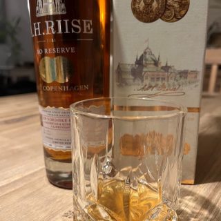 Efter sådan en lang dag på arbejde, hvor man først finder roen, sent om aftenen, er der ikke noget der slår en god Rom. Her nydes et lille glas A.H.RIISE 1888 Copenhagen som er dejlig sød. Nogen vil måske syntes den er for sød. Men jeg syntes den er lige tilpas. God aften. 

#rum #ahriise #ahriiserum #hygge #nedgearing #detsamgersågodt #bareetlilleglas #rom