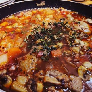 🍂 Efteråret er her, og det betyder comfort food! 🍂

Denne klassiske franske Coq au Vin med kartoffelmos er perfekt til de kolde aftener – og så er den klar på en lille time! 🕒🍷🍗

Lad duften af rødvin, kylling og friske krydderurter fylde dit køkken, mens retten simrer. En nem opskrift der får dig til at føle dig som en ægte herrekok, selv på en hverdagsaften! 👨‍🍳✨

Find opskriften på bloggen 👉 https://www.herrekokken.dk/efteraar-og-comfort-food-coq-au-vin-paa-en-time/

#herrekokken #coqauvin #comfortfood #efterårsmad #hverdagsmad #madinspiration #franskkøkken #simremad #madglæde #vinogmad #rødvin #kylling #foodblogger #madopskrift #nemmad #herrekokkendk