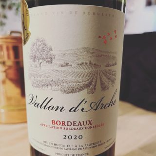 Vallon d'Arche Bordeaux 2020 – en klassisk Bordeaux til din næste bøf! Smagsnoter af kirsebær, eg og krydderier gør denne vin perfekt til oksekød og vildt. Tag en tår af Frankrigs stolte vintradition!
 #VallonDArche #BordeauxVin #VinTilBøf #Herrekokken #Rødvin #MadOgVin #BordeauxBlend