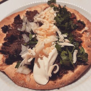 Sprød bund, krydret oksekød og masser af frisk persille 🌿

Lahmacun er en af de retter, der både er nem og virkelig fuld af smag. En varm ovn, en krydret fars og lidt citron på toppen – så har du en hverdagsret, der føles som streetfood.

Jeg har lagt min egen version af lahmacun på bloggen. Den er hurtig at lave og perfekt til en travl hverdag.

Se hele opskriften her:
https://www.herrekokken.dk/lahmacun-opskrift/

#herrekokkendk 
#lahmacun
#opskrift
#hverdagsmad
#nemmad
#madinspiration
#madblog
#lavmad
#fladbrød
#streetfood